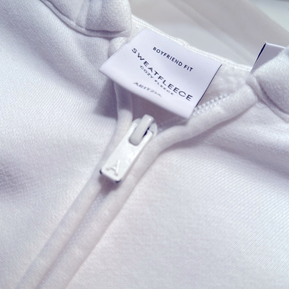 Aritzia Cozy Fleece boyfriend cropped Zip-Up in White - Picture 7 of 9